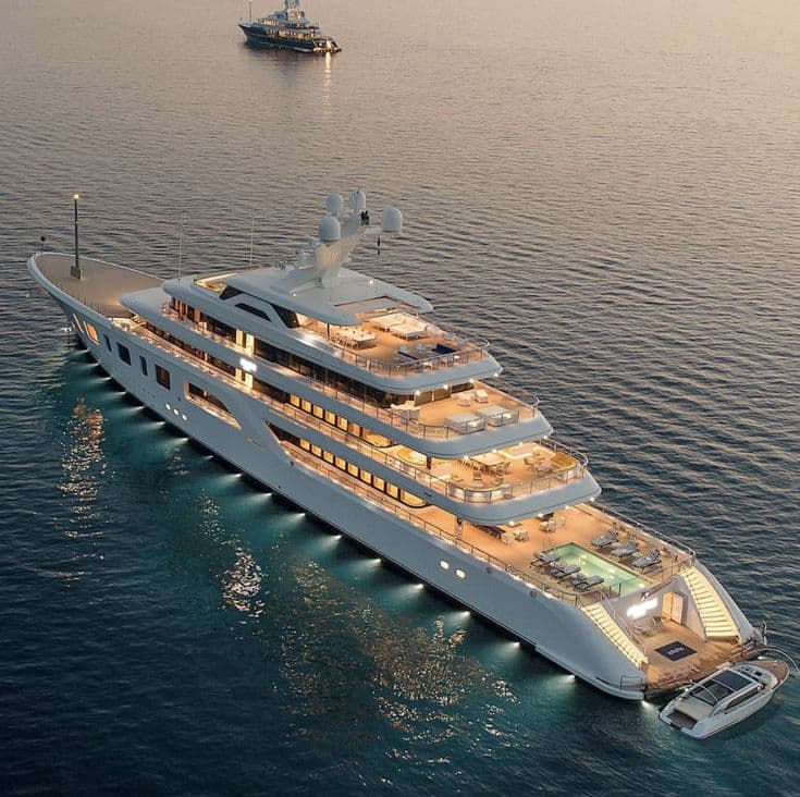 Luxe jacht op open water